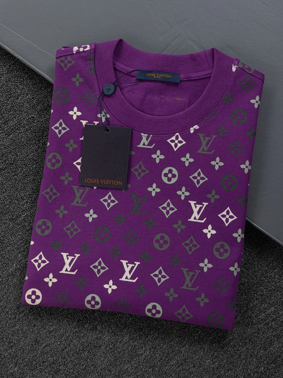 🅿️200 Louis Vuitton 1V LV lv slightly wide version S-XL LV 26ss new products are available at the counter simultaneously. Multiple craftsmanship. Chest patch letters 🪡 embroidery. Back patch letters four-leaf clover 🍀🪡 embroidery. Round neck short-sleeved T-shirt, same style for men and women! Consigned to one-to-one creation. Synchronized with the official website, pure cotton fabrics at the counter! It is close to the skin and comfortable, durable and easy to wear. It has a classic and simple logo design and meticulous original craftsmanship. Short-sleeves, a must-have item for men, do not appear to be the same for the general public, but must be unique and eye-catching. This LV short-sleeve is all about quality, comfort, the same shape and fashion as always, including fabrics and cutting techniques. All of them have been made with great effort! 320 grams of washed pure cotton fabric, pure cotton is breathable, very refreshing and comfortable for daily wear. The rib knitting on the neckline is smooth and tight, and the neckline will not be skewed if you toss it at will. The loose version, you will find that it looks really good on the upper body. The overall is minimalist and neat, super versatile for daily use! Pair it casually with a pair of pants for a youthful look. A T-shirt will make your outfit crazy. It is a fashionable item that can never go wrong! Color: Green Blue Purple Size: S-XL Size chart: S: Shoulder width 50-Bust 56-Length 70 M: Shoulder width 52-Bust 57-Length 72 L: Shoulder width 54-Bust 59-Length 74 XL: Shoulder width 56-Bust 62-Length 76